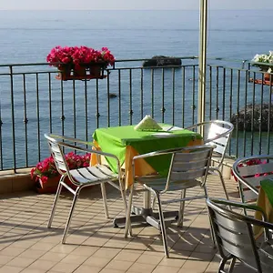 Couette-café Miramare, Giardini-Naxos